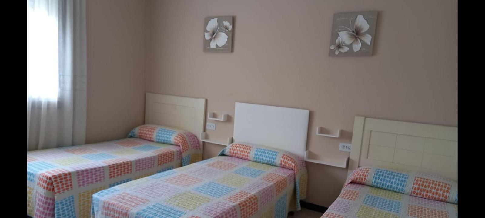 Cama en habitación compartida con 4 camas